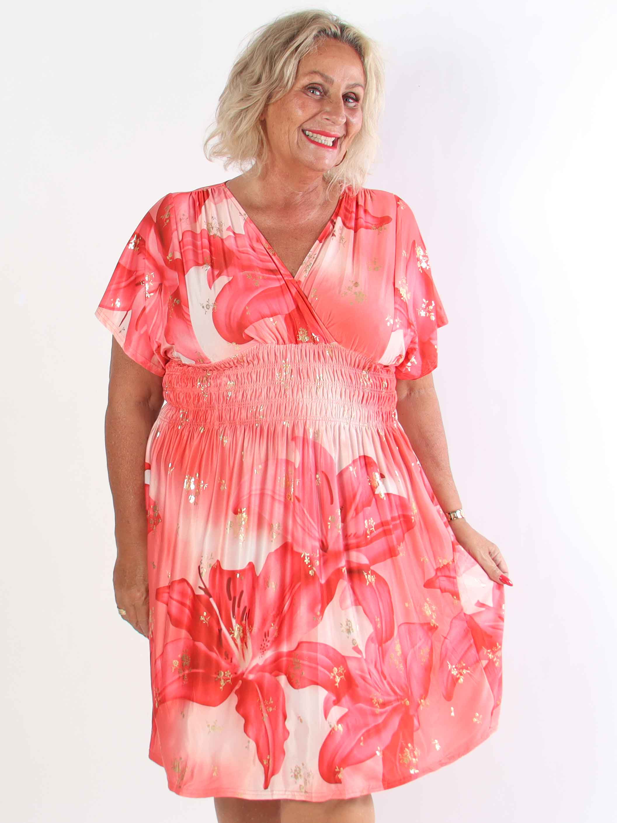 Pams Big Lily Short - Kort elastisk plus size klänning med stora liljor och gulddetaljer
